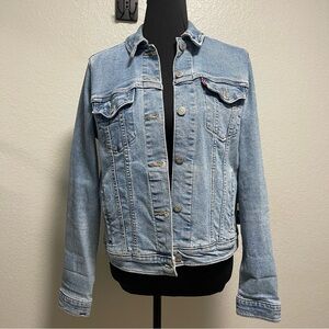 Levi's Women's Original Trucker Denim Jacket in a light blue wash LARGE
